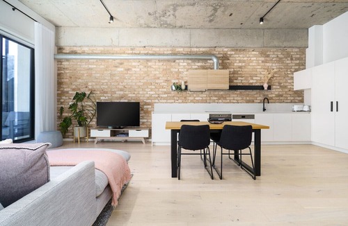 Phillip Apartment | Sunlit 1BR Retreat, Shops and Cafés at Doorstep