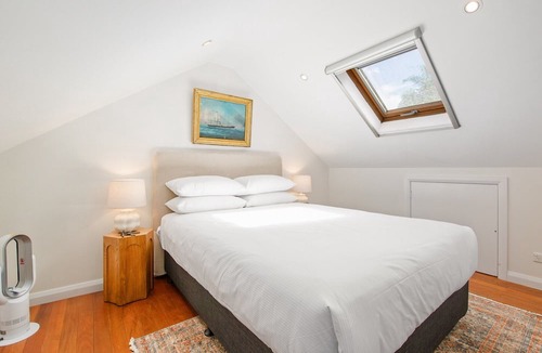 Redfern Apartment | Stylish 2-Bed House with Private Courtyard