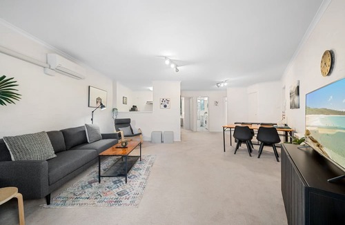 Phillip Apartment | Stylish 1-Bed Stay with Balcony & Study