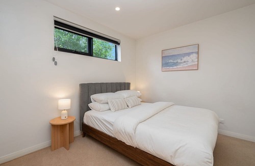 Lyneham Apartment | Bright 2-Bed Flat Near City Amenities
