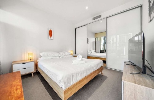 Kingston Apartment | Canberra Lakefront 2-Bed with Pool,