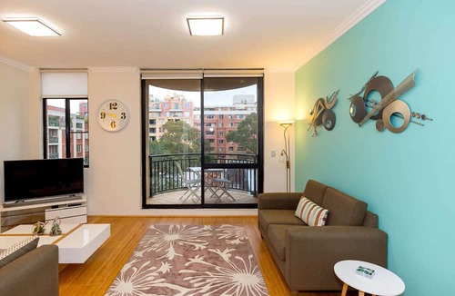 Darling Harbour Apartment | Thriving city location, dining hub near CBD
