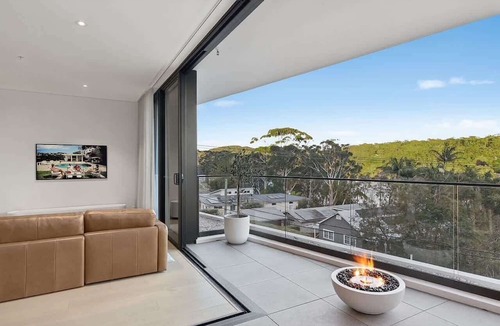 Avoca Beach Apartment | Bespoke Avoca | Lakefront, Beach, EVC charger