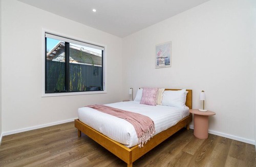 Ainslie Apartment | New 4 bedroom city home with Tesla charger