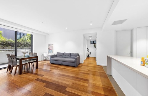Burwood Apartment | Modern 2BR Ground-Floor APT in Heart of Burwood