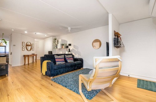 Kingston Apartment | Stylish apt facing the historic Telopea Park