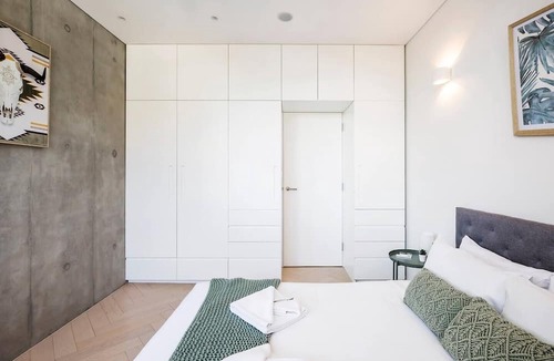 Alexandria Apartment | The Fern Light Filled Urban Retreat near Dining