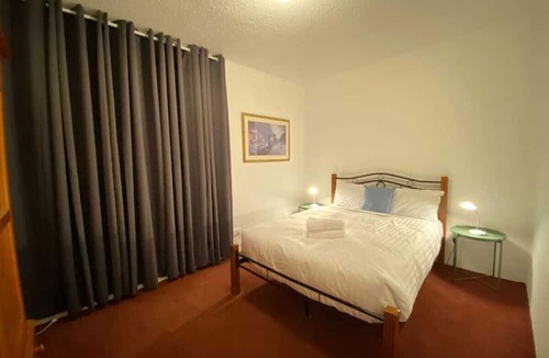 Griffith Apartment | Quiet 2BR Apartment with Garden views in Griffith