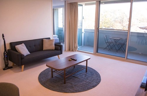 Reid Apartment | Homely Modern Apt by Lake between City & Russell