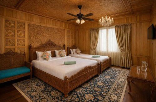 Dal Lake Hotel | Floating Luxury Group Of Houseboats