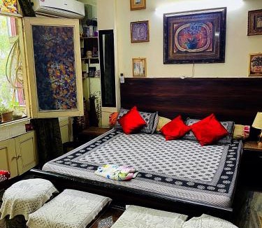 Chittaranjan Apartment | Deluxe Designer Room with Aerial Green View C R Park