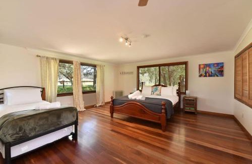 Fordwich House | Soldiers Cottage picturebook vineyard home
