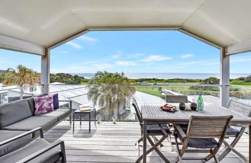 Caves Beach Villa | Whale Tales at Caves Beach Villas
