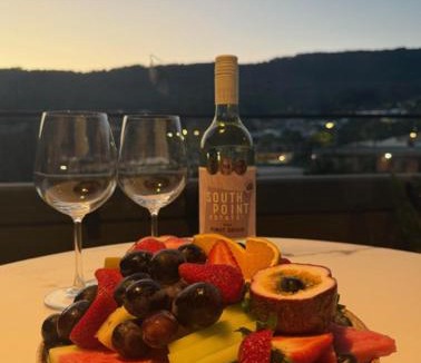 Thirroul Apartment | Cozy Long Weekend Escape Walk to Beach & Train