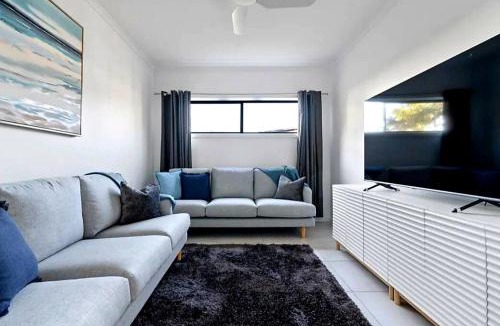 Caves Beach House | Surfside Getaway Caves Beach Absolute Beachfront