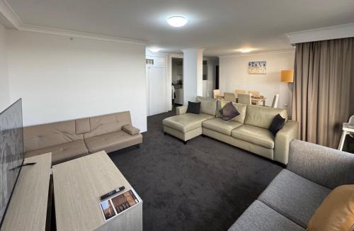 City West Apartment | Lakefront Panorama – Classic