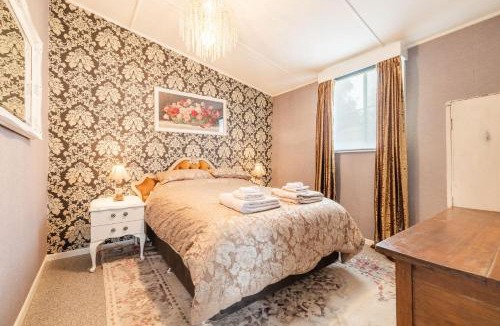 Woodville House | Dei Gratia High Tea House, 11A Loch Goyle Dr, Woodville - a quirky retreat with linen, aircon and Wi-Fi