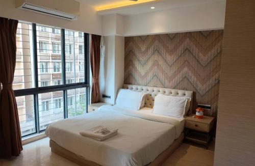 Kurla Apartment | Vienna Studio near BKC Pool Wi-Fi Kitchen