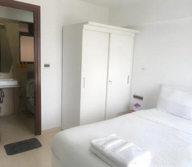 Kurla Apartment | Marbella Studio near BKC Pool, Wi-Fi, Kitchen
