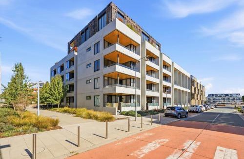 Kingston Apartment | Tranquil 2-Bed with Water View