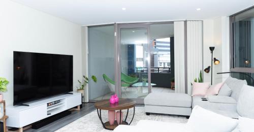 Wollongong CBD Apartment | Cozy Yet Modern Stay near Train Station and Hospital