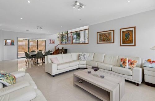 Mount Keira House | Catos Escape - Close to Rainforest & Scenic Lookouts