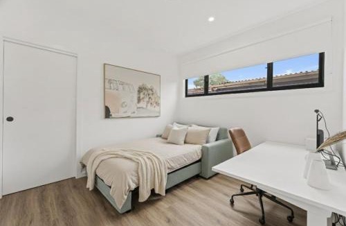 East Corrimal House | The White House - Sauna, Spa & Mountain Views