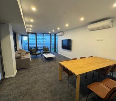 City East House | Private Ensuite Bedroom with Lake and Mountain Views in Shared Home City Centre Canberra plus Parking