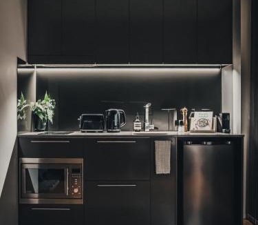 Lyneham Apartment | Bright and Cosy Apartment with Luxe Rooftop Pool