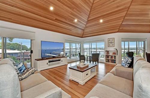 Lake Macquarie City Council House | Lake Daze at Coal Point