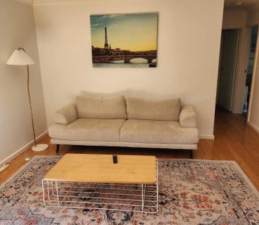 Garran House | Cosy Modern 3 Bedroom 2 Bathroom Home Near The Canberra Hospital