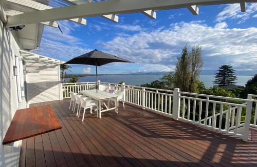 Lake Heights House | Dog friendly home with spectacular views of Lake Illawarra