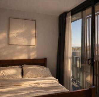 Lyneham Apartment | Modern 2BR 2Bath with Balcony near ANU & City Quiet Stay Free Parking