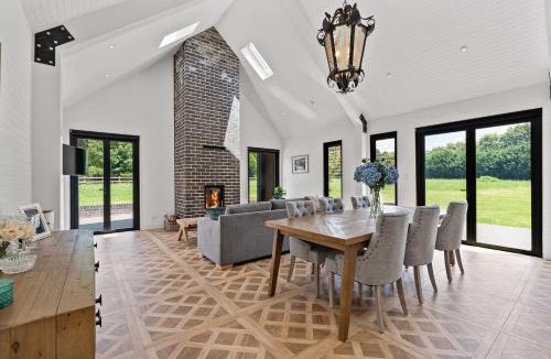 Exeter House | The Mist, Luxury Farm w Fireplace & Hot tub