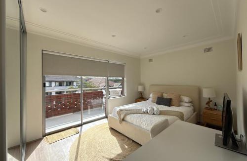 Coogee House | Coogee Sunrise shared Apt with Parking, Balcony & Work Desk