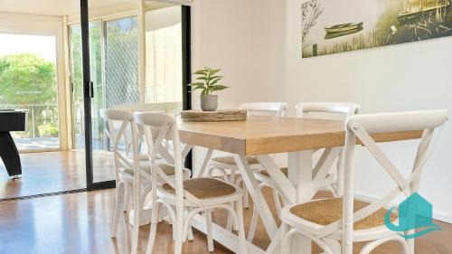 Marks Point House | Village Bay Lake house family Lake House with Spa