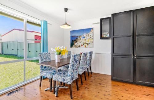 Goulburn House | Goulburn Stay with Garden Views & Comfort