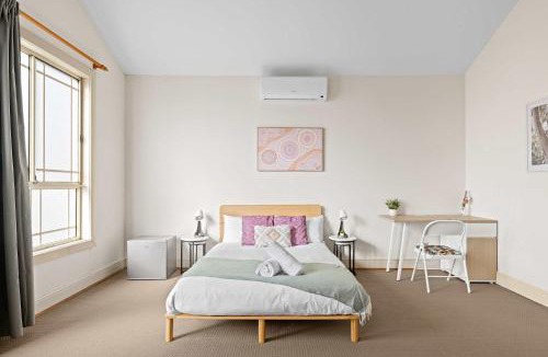 Bexley House | Simple No-Frills Double Room with Ensuite Bathroom & Air Conditioning in Bexley