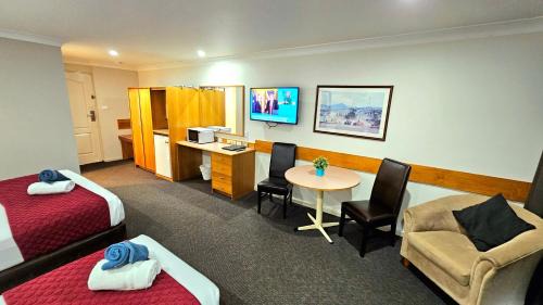 Young Hotel | Hilltops Retreat Motor Inn