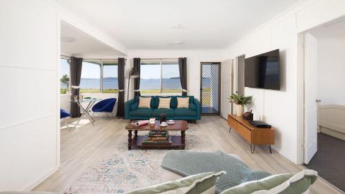 Swan Bay House | Waterfront Cottage