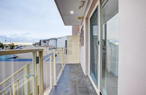 Gungahlin House | Lakeview Family Retreat Canberra- cozy townhouse