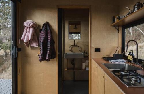 Oberon Council House | Remote Off-Grid Cabin Hidden in Nature - Hot Tub - Vera