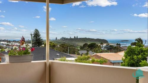 Caves Beach House | Rosies Family Spa Retreat - 300m to the sandy shores of Caves Beach