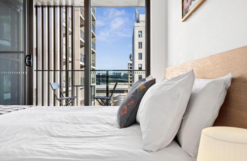 City West Apartment | Patio Mt view 1BR apt in CBD near ANU and museum with free parking and WiFi
