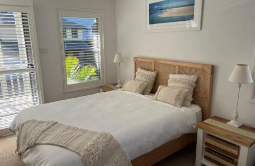 Cams Wharf House | Raffertys Resort Lakeside Terrace Plus 4 Star