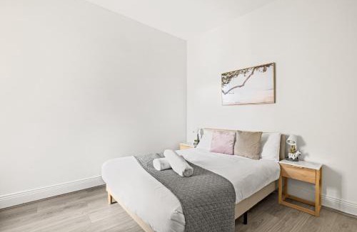Kensington House | Rustic Double Room - Central Location in Kensington - Shared Bathroom