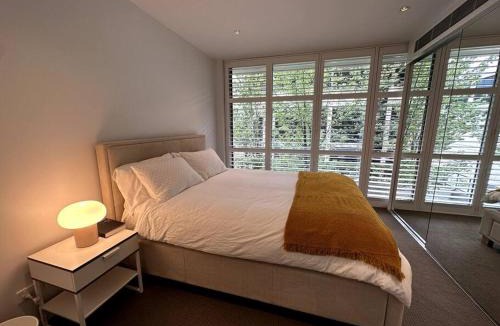 Capital Hill Apartment | Modern Loft Retreat in Barton Canberra ACT near Parliament House