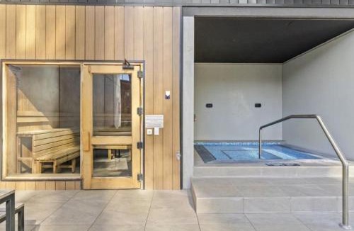 Belconnen Apartment | Panoramic Lake View 2-Bed with Pool, Gym and BBQ