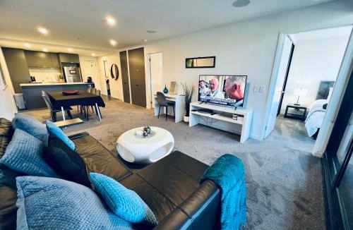 Braddon Apartment | Midnight Luxe 2BR 2Bath 2Car 528 in the heart of Braddon Pool Sauna Gym Secure Parking Wifi Wine