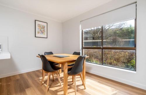 Kingston Apartment | Apt in Kingston - 10min to Lake Burley Griffin - Hosted by Canstay